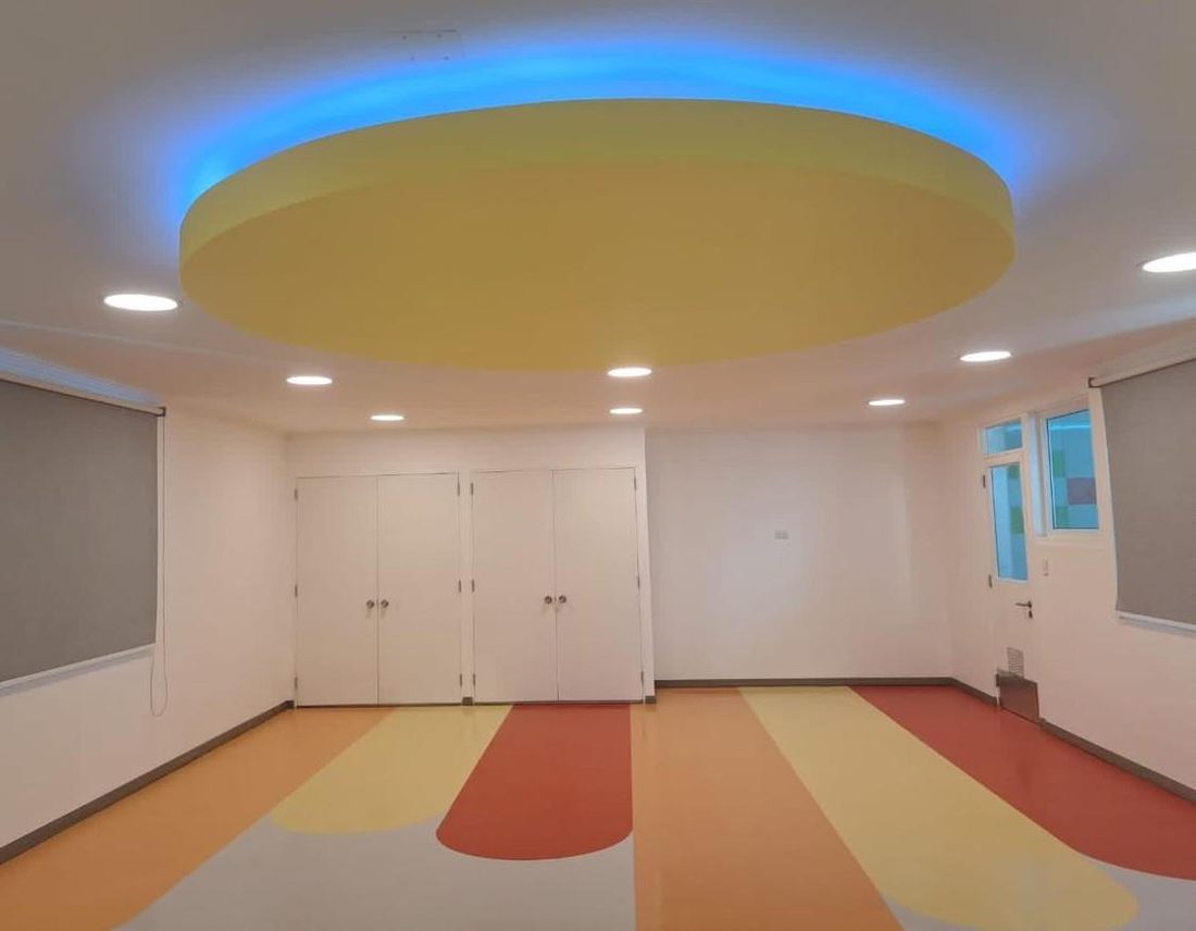 Sala con cielo circular iluminado
