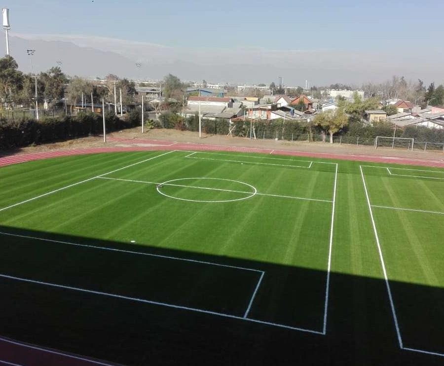 Cancha de pasto sintético y pista atlética