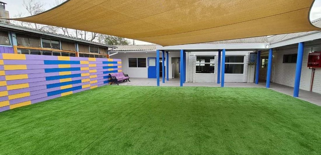 Patio con pasto sintético